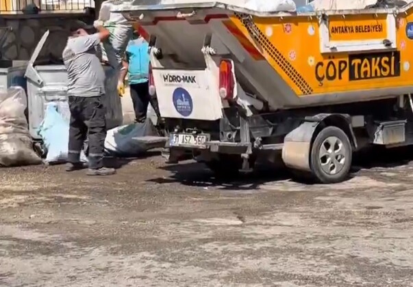 ANTAKYA’NIN 95 MAHALLESİNDE TEMİZLİK ÇALIŞMALARI DEVAM EDİYOR