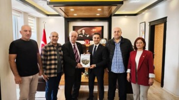 Türkiye Gazeteciler Cemiyeti Üyeleri, Defne Kaymakamı Oğuz Cem Murat’ı Ziyaret Etti