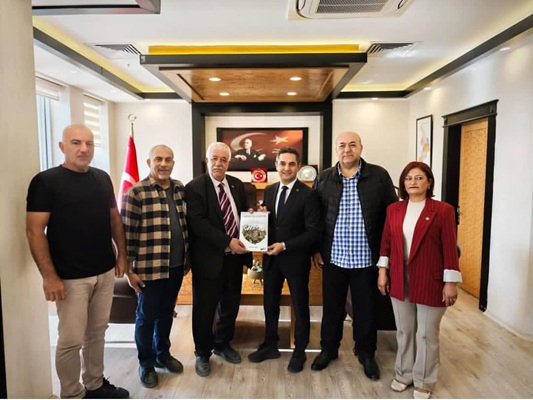 Türkiye Gazeteciler Cemiyeti Üyeleri, Defne Kaymakamı Oğuz Cem Murat’ı Ziyaret Etti