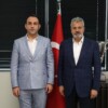DEFNE BELEDİYE BAŞKANI HALİL İBRAHİM ÖZGÜN HATAY BÜYÜKŞEHİR BELEDİYE BAŞKANI MEHMET ÖNTÜRK’Ü ZİYARET ETTİ