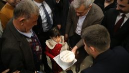 VATANDAŞLARDAN BAŞKAN ÖNTÜRK’E İFTAR SONRASI DOĞUM GÜNÜ SÜRPRİZİ