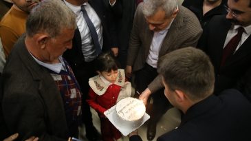 VATANDAŞLARDAN BAŞKAN ÖNTÜRK’E İFTAR SONRASI DOĞUM GÜNÜ SÜRPRİZİ