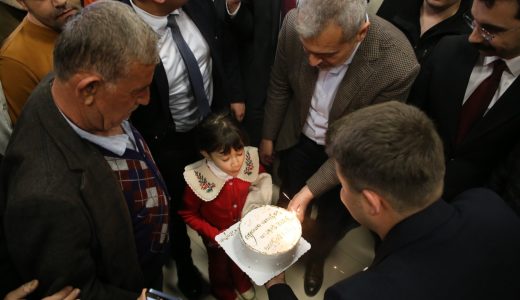 VATANDAŞLARDAN BAŞKAN ÖNTÜRK’E İFTAR SONRASI DOĞUM GÜNÜ SÜRPRİZİ