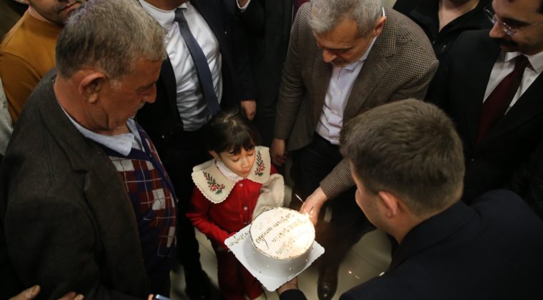 VATANDAŞLARDAN BAŞKAN ÖNTÜRK’E İFTAR SONRASI DOĞUM GÜNÜ SÜRPRİZİ