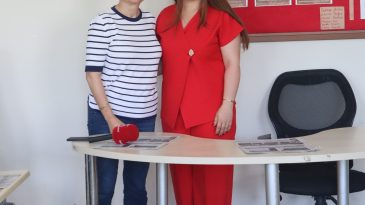 Hataylı öğretmen, öğrencisini yıllar sonra gazeteci olarak karşıladı
