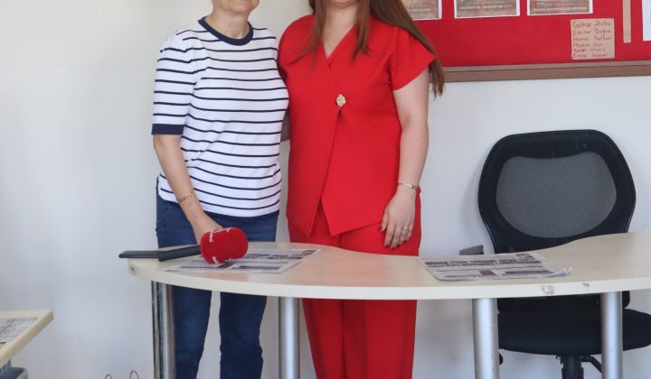 Hataylı öğretmen, öğrencisini yıllar sonra gazeteci olarak karşıladı